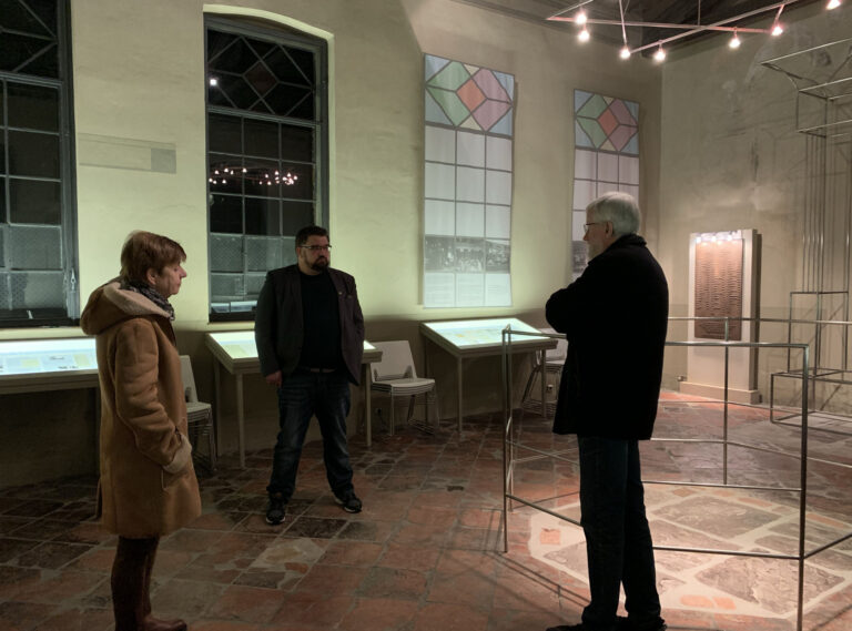 Benjamin Rauer besucht Alte Synagoge in Petershagen